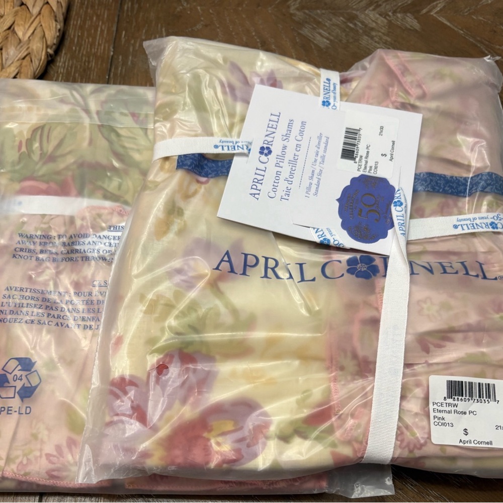 April Cornell Cream Floral standard set of PILLOWCASES RUFFLED. NEW IN BAG - Picture 2 of 2